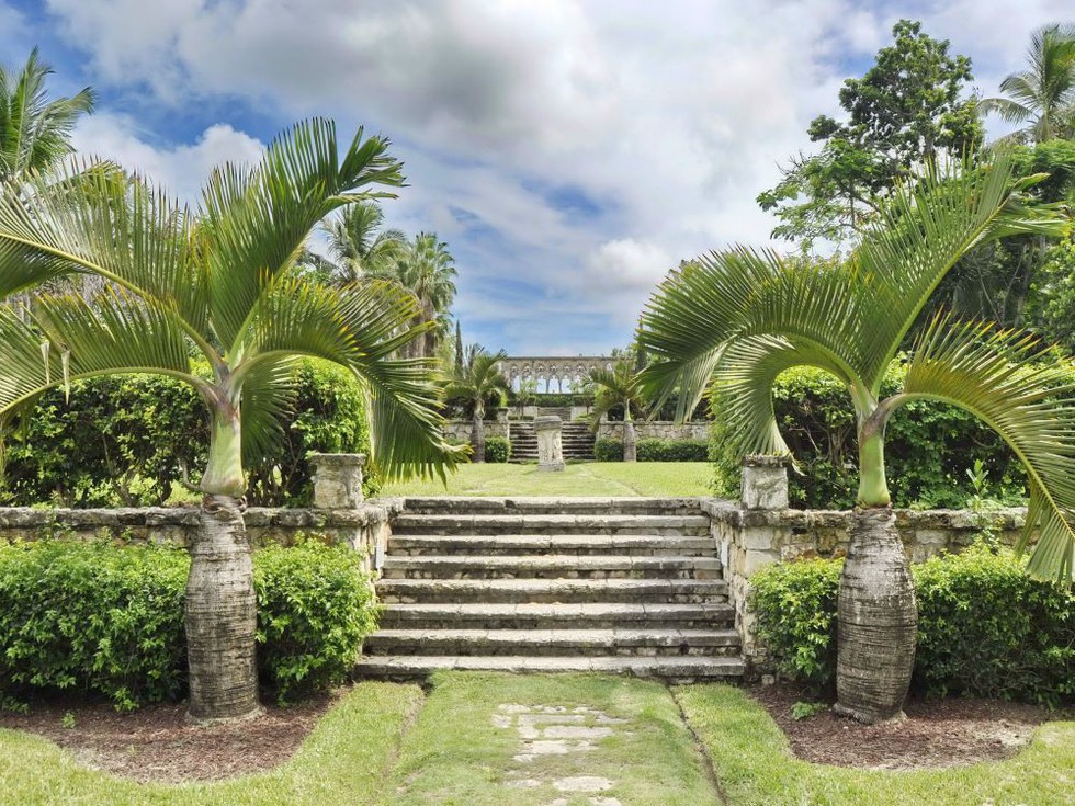 Die Versailles Gardens mit dem französischen Kloster in Nassau (Foto © Nenad Basic/Shutterstock.com)