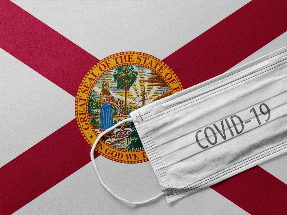 Floridas Staatsflagge mit Corona-Schutzmaske