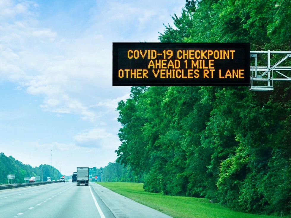 Highway in Florida mit Covid-19-Checkpoint-Hinweistafel