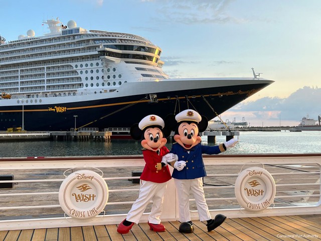 Captain Micky und Minnie vor der Disney Wish