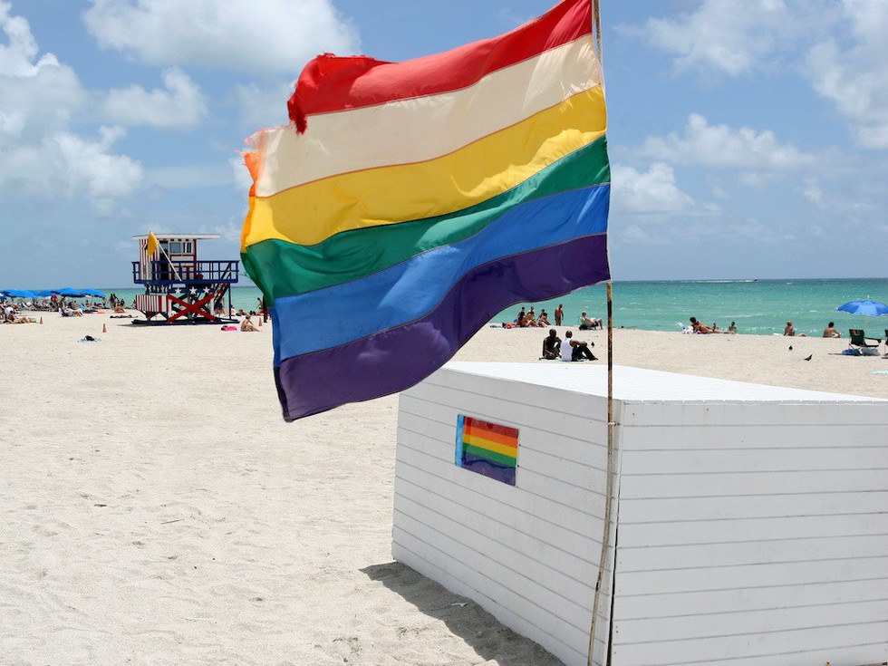 Regenbogenflagge am Strand von South Beach