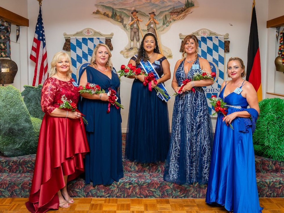 Plätze 1 bis 5 der Miss-Oktoberfest-Wahl, German American Social Club, Cape Coral