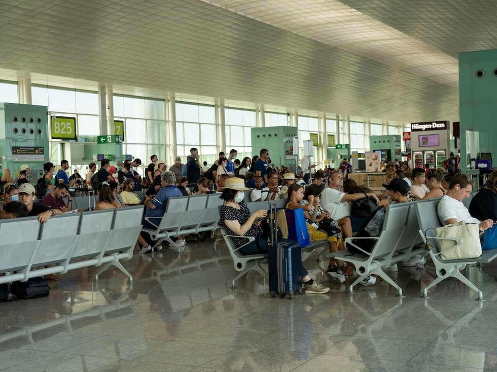 Lange Warteschlangen am Flughafen von Barcelona