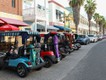 Golfcarts in der Innenstadt von Sumter Landing. The Villages