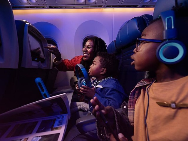Familie in einem Flugzeug von United Airlines