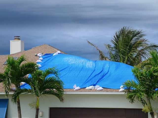 Sturmgeschädigtes Häuserdach in Florida